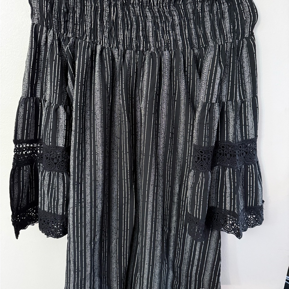Kiwi & Punch Tunic Blouse Elastic Smocked Neckline Lace Trimmed Bell Sleeve Sz S